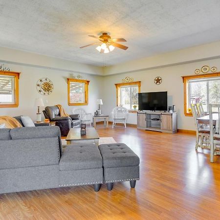Hocking Hills Hideaway With Hot Tub And Fire Pit! Villa Лоуган Екстериор снимка