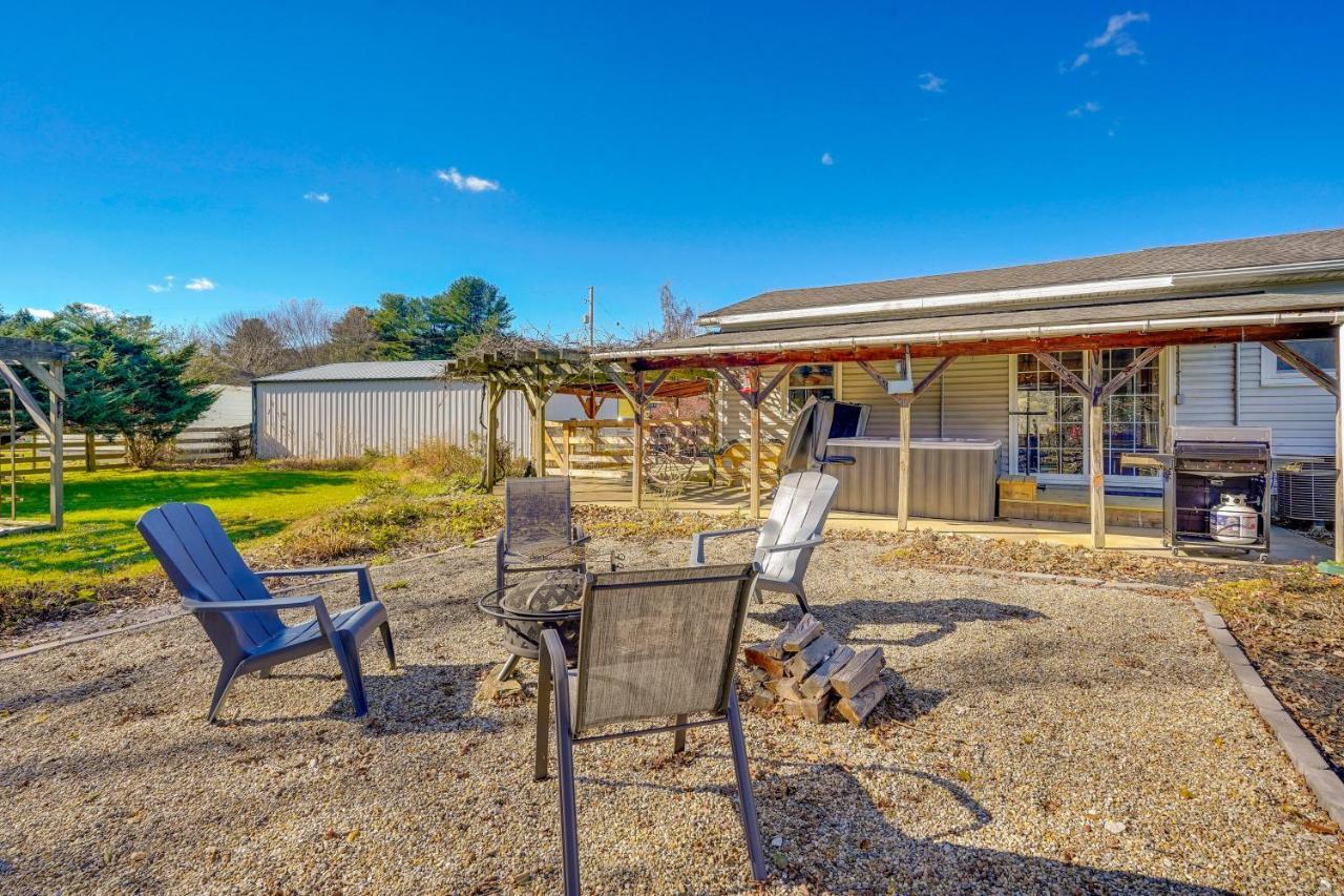Hocking Hills Hideaway With Hot Tub And Fire Pit! Villa Лоуган Екстериор снимка