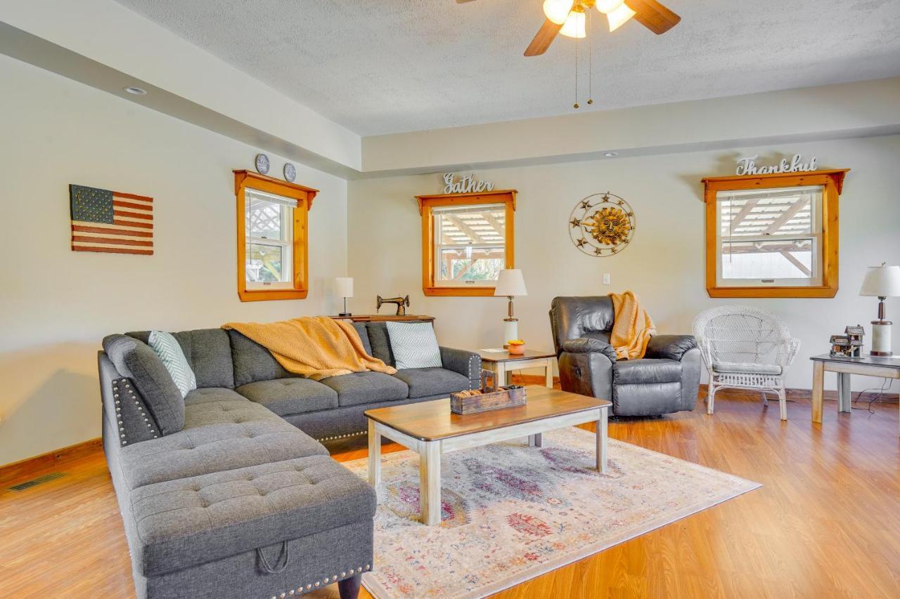 Hocking Hills Hideaway With Hot Tub And Fire Pit! Villa Лоуган Екстериор снимка