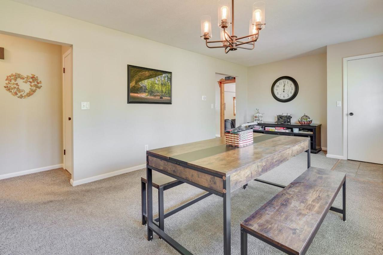 Hocking Hills Hideaway With Hot Tub And Fire Pit! Villa Лоуган Екстериор снимка