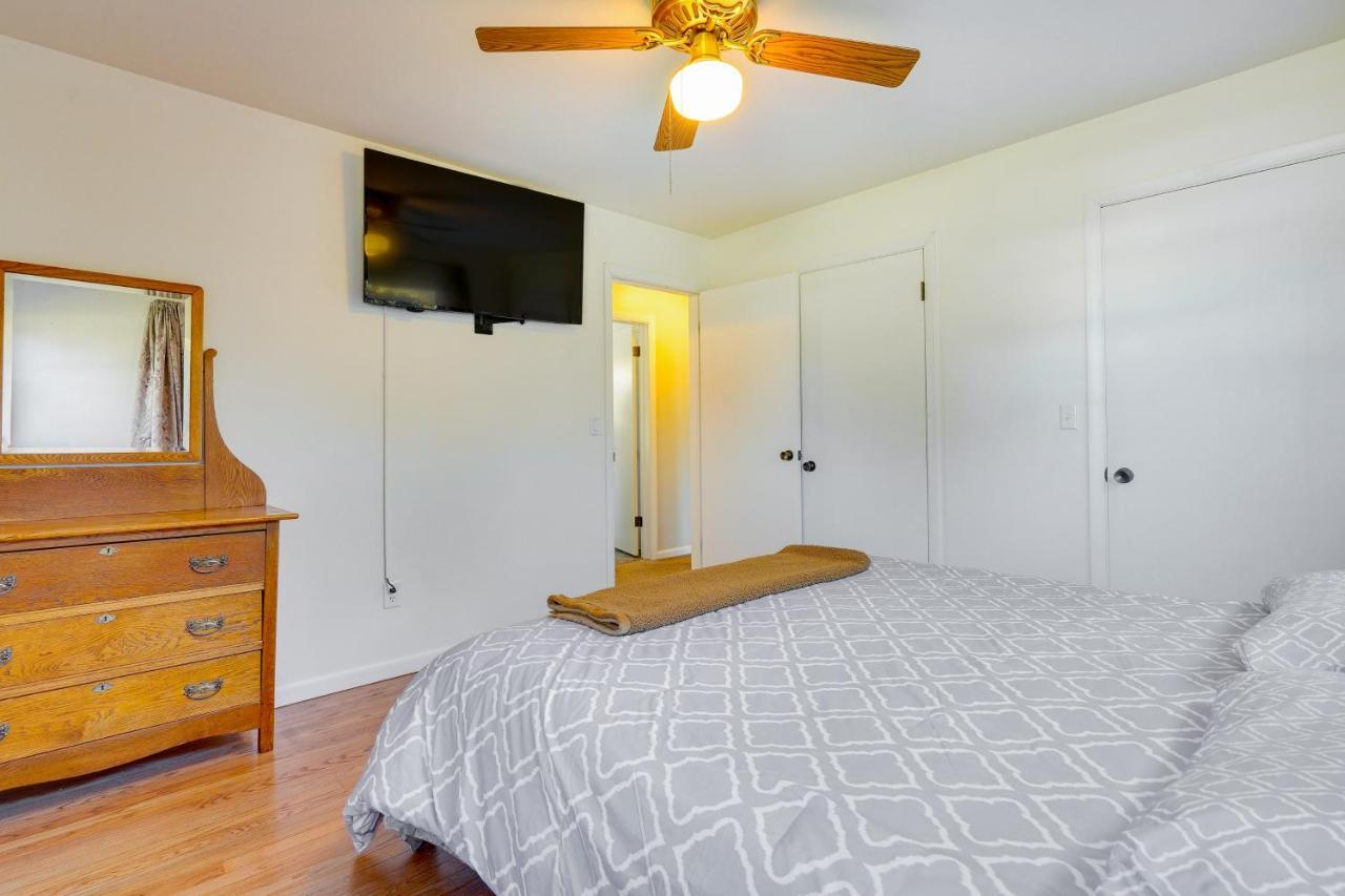 Hocking Hills Hideaway With Hot Tub And Fire Pit! Villa Лоуган Екстериор снимка