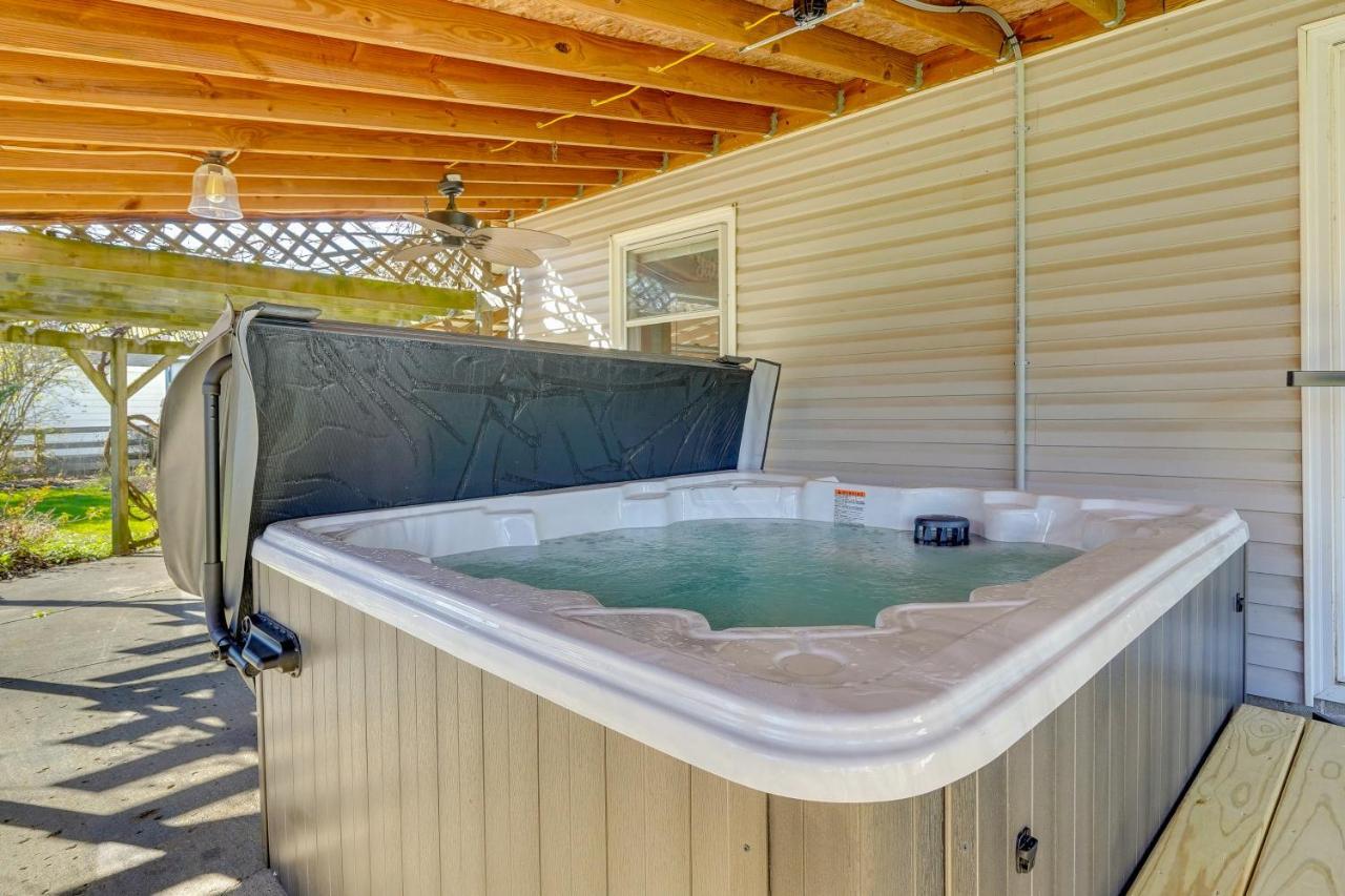 Hocking Hills Hideaway With Hot Tub And Fire Pit! Villa Лоуган Екстериор снимка