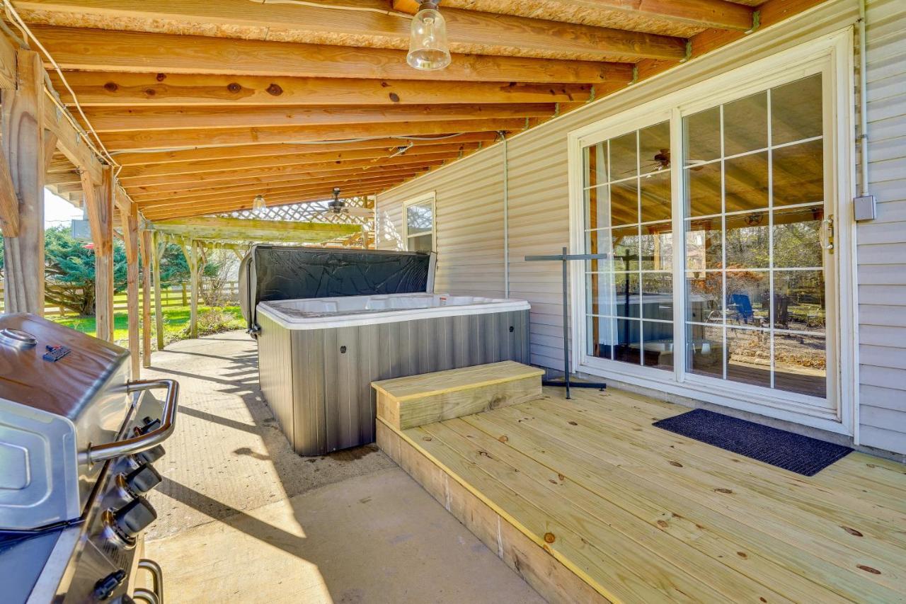 Hocking Hills Hideaway With Hot Tub And Fire Pit! Villa Лоуган Екстериор снимка