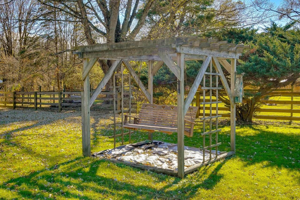 Hocking Hills Hideaway With Hot Tub And Fire Pit! Villa Лоуган Екстериор снимка