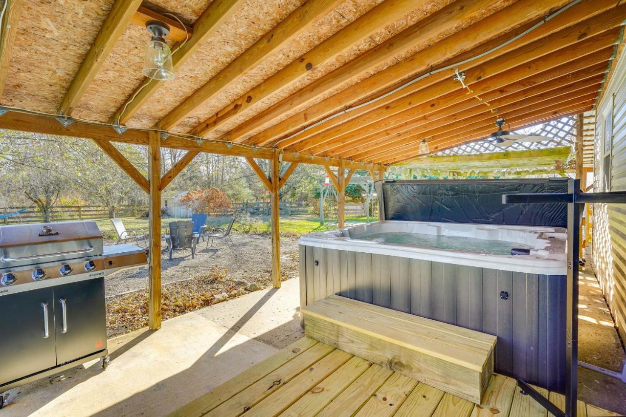 Hocking Hills Hideaway With Hot Tub And Fire Pit! Villa Лоуган Екстериор снимка