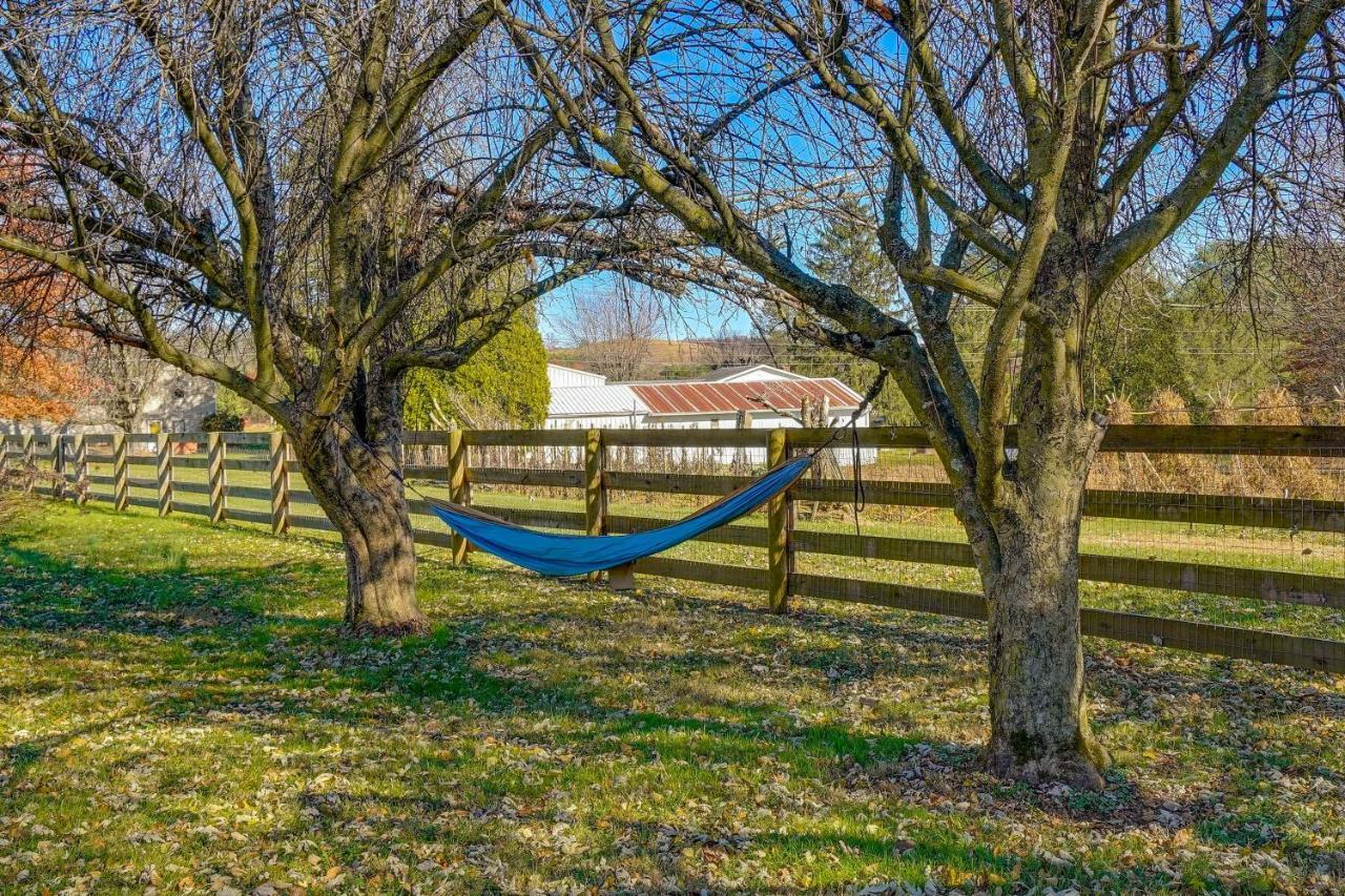 Hocking Hills Hideaway With Hot Tub And Fire Pit! Villa Лоуган Екстериор снимка