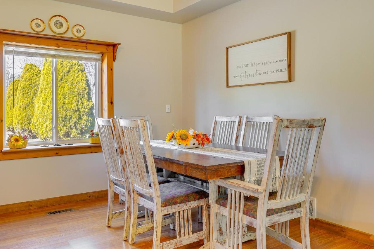 Hocking Hills Hideaway With Hot Tub And Fire Pit! Villa Лоуган Екстериор снимка